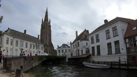 Bewölkter-Tag-In-Brügge-Mit-Einigen-Traditionellen-Europäischen-Gebäuden-Und-Der-Frauenkirche-Im-Hintergrund,-Belgien