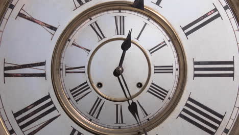 Timelapse,-Resumen-Duplicado,-Un-Reloj-Antiguo-Con-Números-Romanos