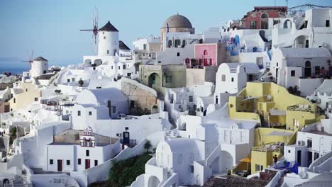 Weitwinkelaufnahme-Der-Berühmten-Weißen-Häuser-Von-Santorini,-Griechenland