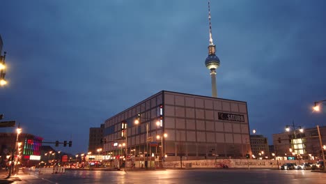 Lapso-De-Tiempo-De-Movimiento-De-Tráfico-Junto-A-Berlín-Alexanderplatz-Con-Horizonte