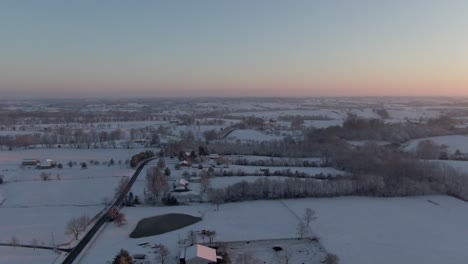 Gleiten-Sie-Vor-Sonnenaufgang-Nach-Links-über-Eine-Schneebedeckte-Landschaft