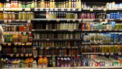 Kunden,-Die-Im-Juice-Detox-Cleanse-Gang-Des-Lebensmittelgeschäfts-Einkaufen