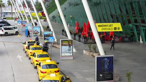 Mutter-Theresa-Flughafen-In-Tirana,-Albanien-Mit-Gelben-Taxis,-Die-Bei-Der-Ankunft-Auf-Passagiere-Warten