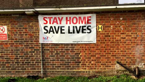 Señal-De-Advertencia-De-Virus-&#39;Stay-Home--Save-Lives&#39;-En-Urbanización,-Fulham,-Londres,-Reino-Unido