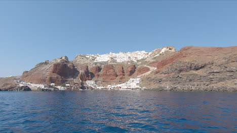 El-Pueblo-De-Thira-En-Santorini-Desde-Un-Ferry-En-Cámara-Lenta