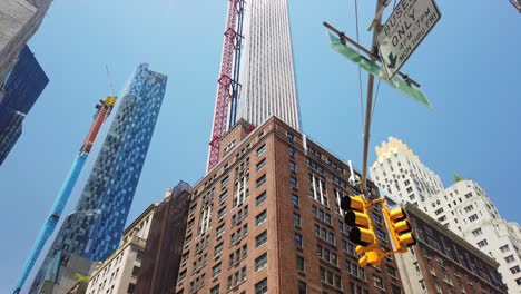 Straßen-Von-Manhattan,-Nach-Oben-Geneigte-Ansicht-Der-Wolkenkratzer-Auf-Der-Sixth-Avenue,-New-Yorker-Manhattan-Stadtszene