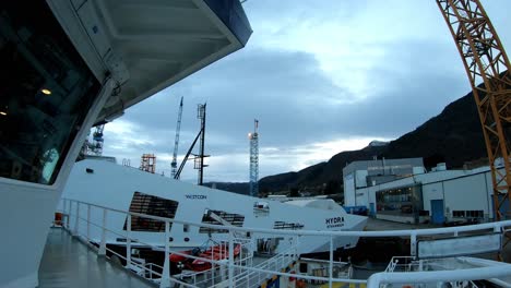Tielapse-Am-Frühen-Morgen-Mit-Sich-Bewegenden-Wolken-Vom-Schiff-Im-Trockendock-Aus-Gesehen---Westcon-Norwegen