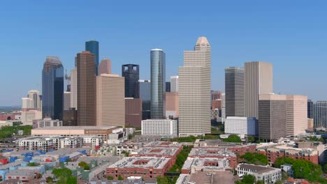 4K-Luftaufnahme-Der-Innenstadt-Von-Houston-An-Einem-Sonnigen-Tag
