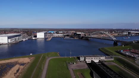 Luftaufnahme-Der-Bogenbrücke-über-Den-Fluss-Noord-Mit-Blauem-Himmel-Im-Hintergrund