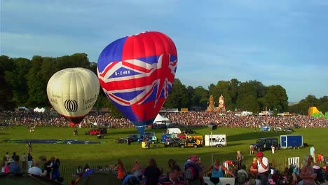 Vorbereitung-Zweier-Heißluftballons-Für-Den-Start-Beim-Bristol-Balloon-Festival