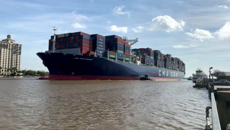 Container-Ship-sails-into-Port-of-Savannah,-Savannah-Georgia