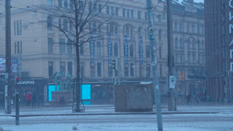 Zentrale-Straße-Einer-Großstadt-An-Einem-Kalten-Und-Verschneiten-Wintertag