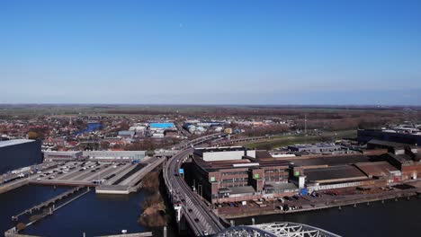 Fahrzeuge-Fahren-Auf-Der-Straße-In-Richtung-Bogenbrücke-über-Den-Fluss-Noord-In-Hendrik-Ido-Ambacht,-Niederlande