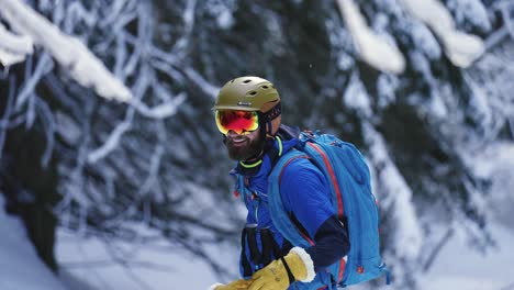 Glücklicher-Skifahrer,-Der-Im-Kalten-Schneewald-Luft-Holt