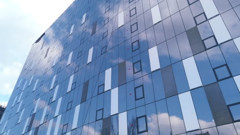 Firmengebäudeimmobilien,-Bürogebäude-Mit-Glasreflexionen-Des-Himmels