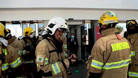 Tapfere-Feuerwehrleute-Reagieren-Auf-Einen-Brand-In-Einem-Covid-19-Krankenhaus-In-Brasilia,-Brasilien