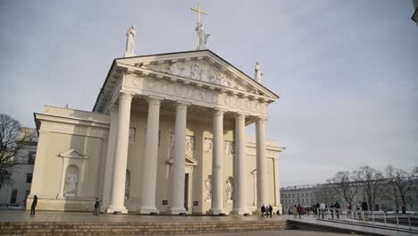 Gesperrte-Aufnahme-Der-Kathedrale-Von-Vilnius-Mit-Menschen,-Die-Am-Wochenende-Herumlaufen