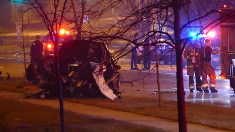 Feuerwehrleute-Stehen-Nachts-In-Der-Nähe-Eines-Autounfalls-In-Einer-Straße-In-Toronto,-Kanada