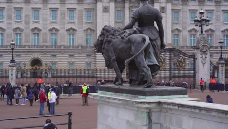 Buckingham-Palace,-Weitwinkelaufnahme-Von-Trauergästen,-Die-Sich-Zum-Tod-Von-Prinz-Philip,-Herzog-Von-Edinburgh,-Versammelten,-Samstag,-10.-April-2021-–-London,-Großbritannien