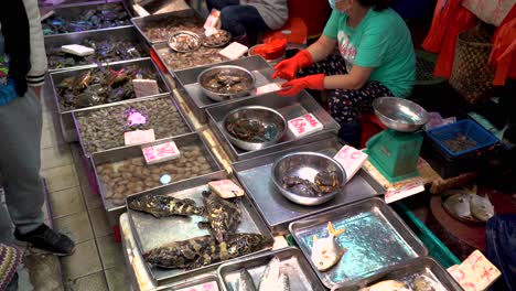 Menschen-Kaufen-Und-Verkaufen-Auf-Einem-Authentischen-Meeresfrüchte-Fischmarkt-In-Hongkong,-China
