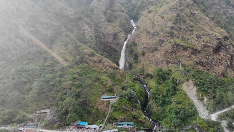 Pequeño-Pueblo-Bajo-La-Cascada-De-Syange-Dentro-De-La-Caminata-De-Annapurna-En-El-Centro-De-Nepal