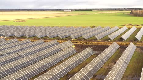 Drohnenschuss-über-Solarkraftwerk-Auf-Sonnige-Felder