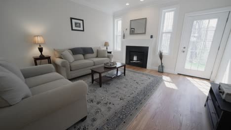 Komfortables-Wohnzimmer-Mit-Gemütlicher-Sofagarnitur-In-Einem-Modernen-Immobiliengehäuse---Blick-Nach-Vorne