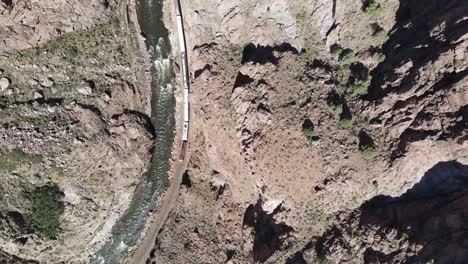 Zug-Bewegt-Sich-Im-Royal-Gorge-Canyon-In-Colorado