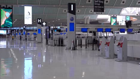 Aeropuerto-De-Narita-Vacío-En-Japón-Sin-Gente-Y-Pantallas-Azules-Debido-A-La-Corona