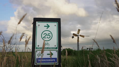 Señal-Que-Apunta-A-La-Salida-25-De-Una-Ruta-Ciclista-En-Los-Países-Bajos