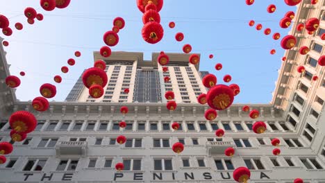 Cientos-De-Farolillos-Rojos-Cuelgan-Del-Techo-En-La-Entrada-Del-Hotel-Península-Para-Celebrar-El-Año-Nuevo-En-Hong-Kong