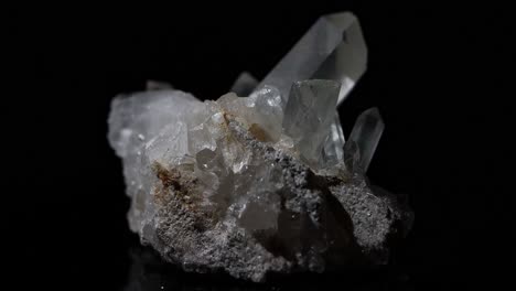 Quartz-crystal-grouping-with-a-focus-on-the-details-shot-in-4k