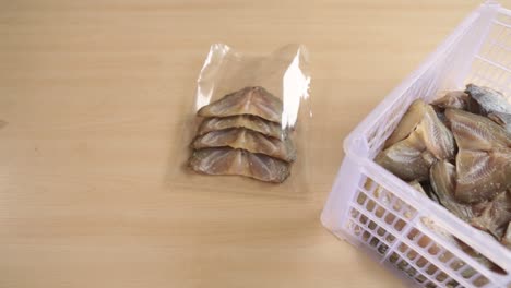 Nahaufnahmen-Von-Fischen,-Die-Beim-Verpackungsprozess-In-Die-Plastiktüte-Gepackt-Werden