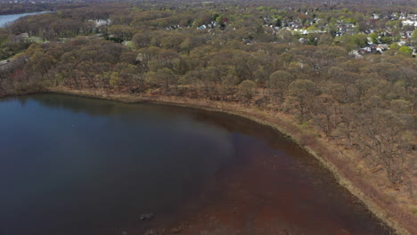 Eine-Luftaufnahme-über-Spiegelnde-Seen-Während-Des-Tages