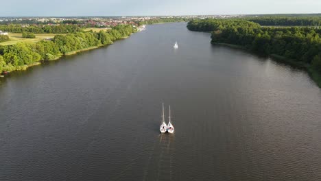 Dos-Barcos-Fluyen-Uno-Al-Lado-Del-Otro-En-El-Lago-Jeziorak-En-Polonia