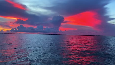 Sonnenuntergangsclip-In-Den-Florida-Keys,-USA,-Der-Die-Wolken-Und-Den-Rot-Gefärbten-Himmel-über-Dem-Ruhigen-Ozean-Zeigt