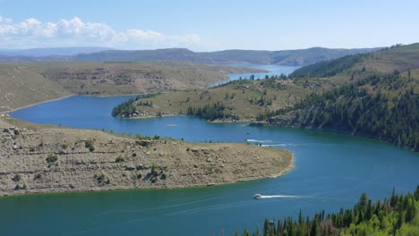 Flying-over-Strawberry-Reservoir-in-Utah-with-boats-enjoying-the-summer-day