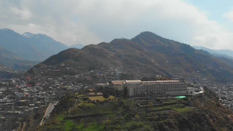 Vista-Aérea-Del-Hotel-Perla-Continental-Muzaffarabad-En-La-Cima-De-Una-Colina-En-Cachemira