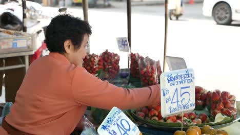 Vendedores-Ambulantes-Que-Venden-Frutas-Frescas-En-La-Calle