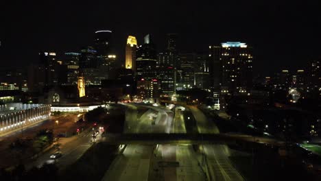 Die-Innenstadt-Von-Minneapolis-Bei-Nacht,-Luftaufnahme-Von-Süden-Aus-Gesehen