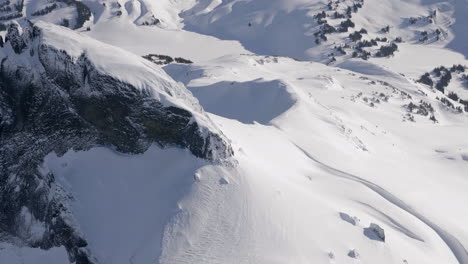 Luftaufnahme-Des-Berühmten-Black-Tusk-Mountain,-Der-An-Sonnigen-Tagen-Auf-Dem-Berggipfel-Schneebedeckt-Ist