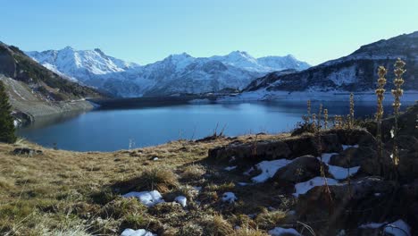 Lago-Debajo-De-Los-Alpes-Durante-El-Invierno-En-Austria