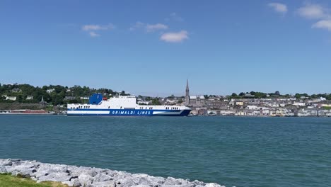 Grimaldi-line-ship-passing-Cobh,-Ireland-in-hyperlapse