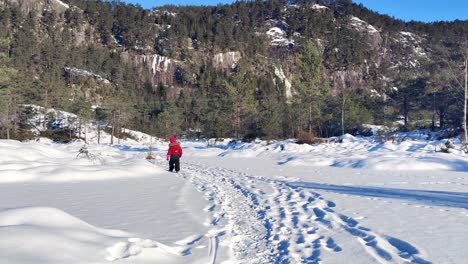 Tiny-Life-Niño-Pequeño-Aprendiendo-A-Caminar-Sobre-La-Nieve-En-Oyane-Stamnes-Vaksdal