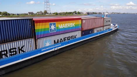 Frachtkahn-Mit-Stapel-Von-Maersk-Line-Versandcontainern-Im-Fluss-Noord,-Niederlande