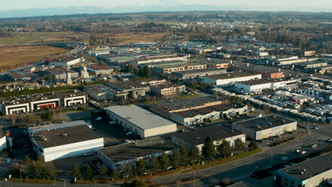 Volando-Sobre-Un-Parque-Industrial-Y-Comercial-En-La-Ciudad-De-Langley