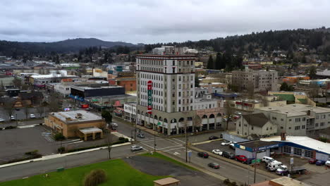 Traffic-Around-Tioga-Building-Apartment-In-Coos-Bay,-Oregon-With-Overcast