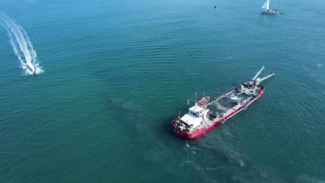 Einzigartiger-Blick-Auf-Ein-Industrielles-Sandbaggerschiff,-Das-Beim-Manövrieren-Einen-Empfindlichen-Meereslebensraum-Zerstört