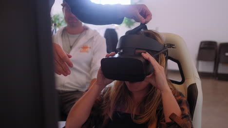 Junges-Mädchen,-Das-Das-VR-Simulationsspiel-Beendet-Und-Den-Helm-Mit-Brille-Im-Innenbereich-Abnimmt