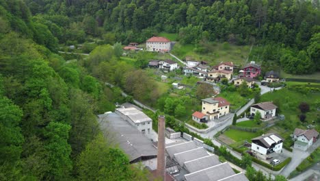 Kleine,-Teilweise-Verlassene-Fabrik-Mit-Altem-Lehmziegelschornstein-Neben-Einer-Kleinen-Siedlung